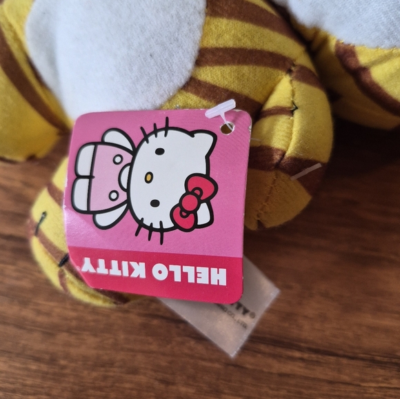 Hello Kitty Tiger Plush - Picture 4 of 4